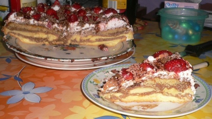 Tort cu capsuni si crema de ciocolata