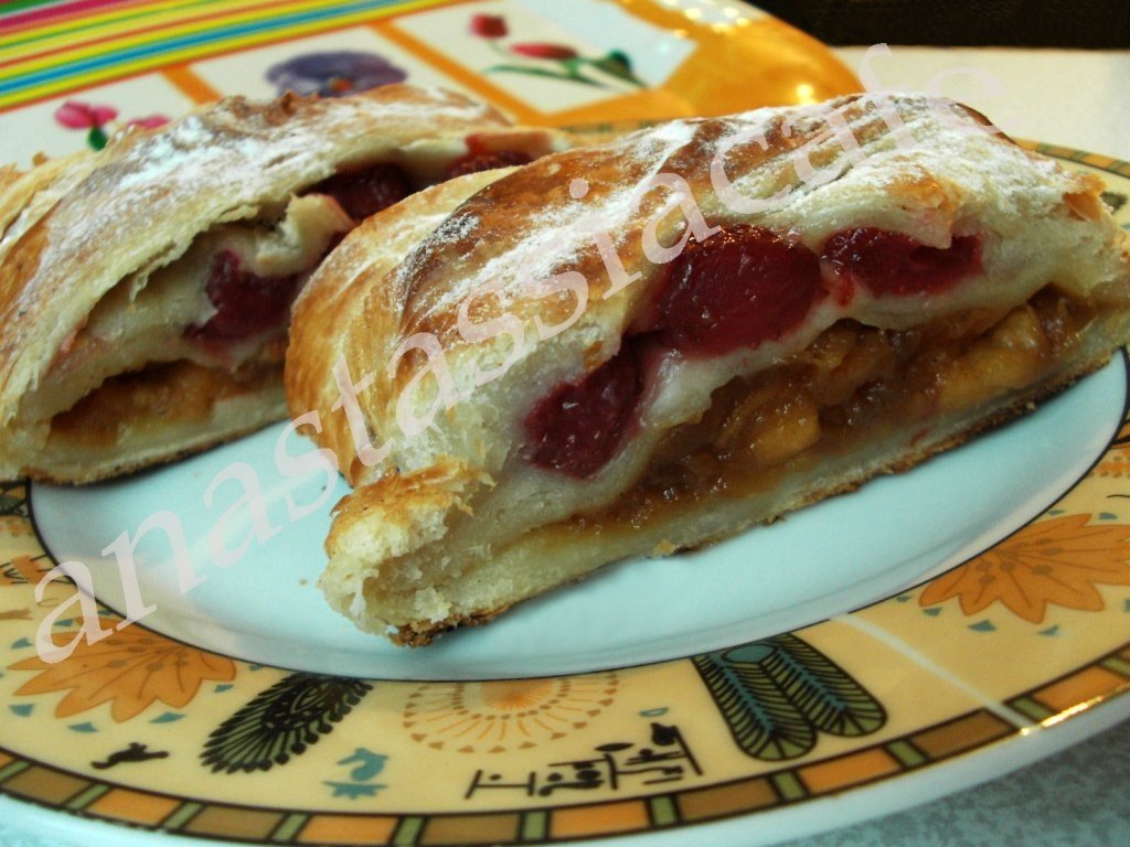 Strudel cu capsuna si mar caramelizat