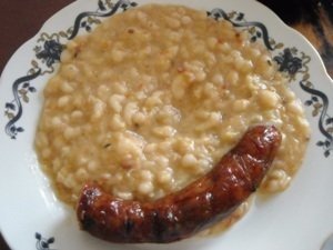 Iahnie de fasole cu carnat la gratar