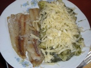 File de peste la gratar cu garnitura de cartofi si cascaval