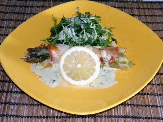 Buchete de sparanghel cu somon