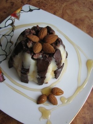 Pudding cu ciocolata, migdale si bucatele de napolitana