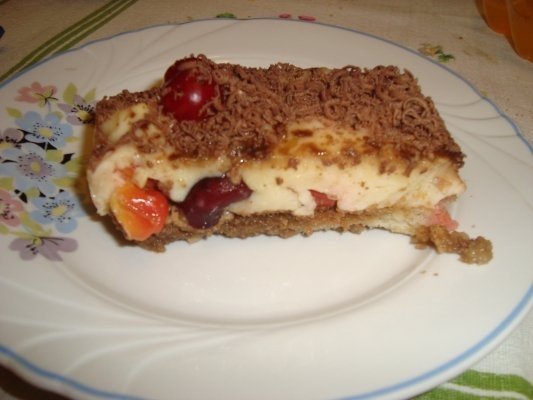 Tort de piscoturi cu visine