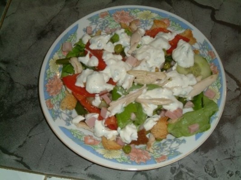 Salata Cesare sau salata de legume cu pui