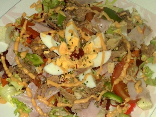 Salata de cruditati cu atun si sos de maioneza cu pasta de rosii