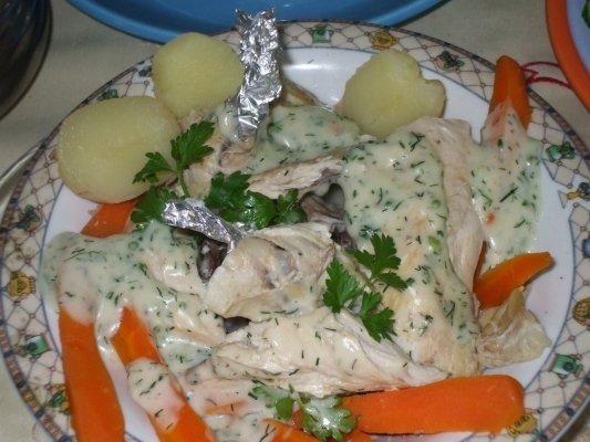 Cartofi noi cu sos de usturoi si de marar