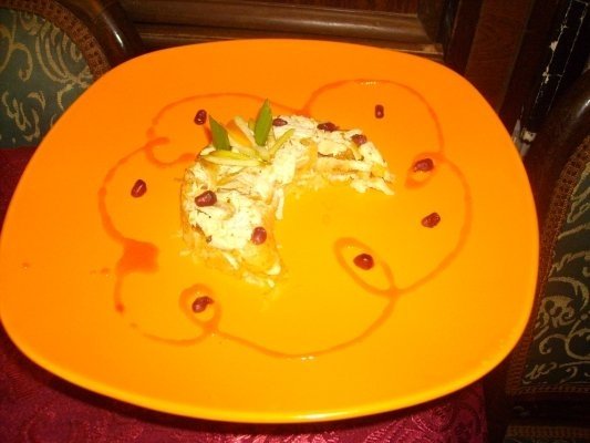 Corabioare de creveti umplute cu salata de cruditati si nuci caramelizate