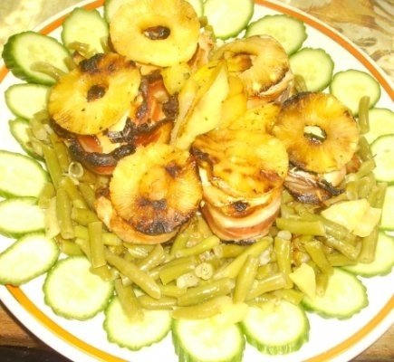 Rulouri de pui invelite in bacon cu garnitura de  fasole verde