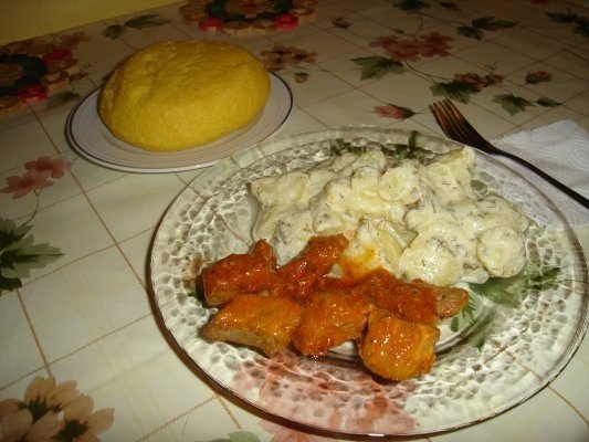 Cartofi noi cu smantana si cubulete din carne de porc cu sos