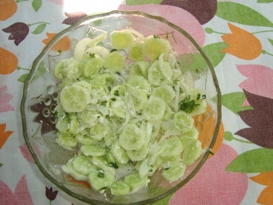 Salata de castraveti cu branza