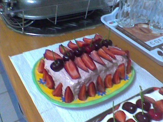 Tort cu capsuni si crema de capsuni.