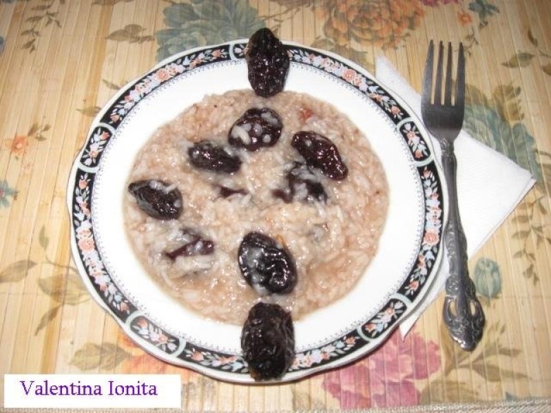 Orez cu prune uscate Retete culinare Gustos.ro