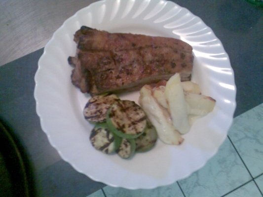 Coaste de porc cu dovlecel si cartofi gratinati