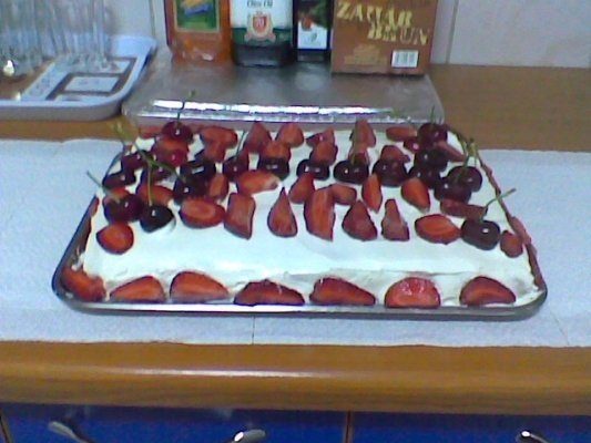 Tort cu crema alba ,capsuni si cirese.