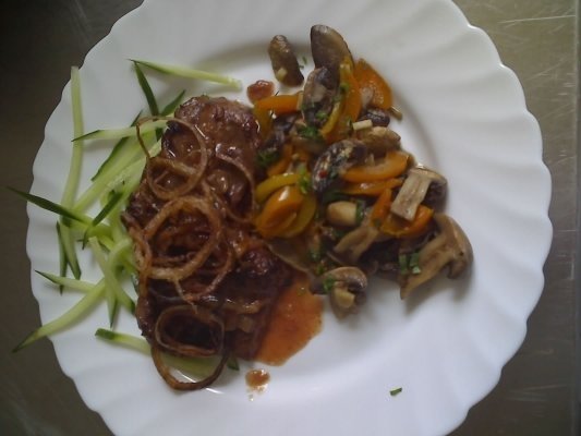 Filet mignon cu garnitura de sote de ciuperci