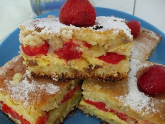 Placinta turnata cu branza de vaci, banane si capsuni