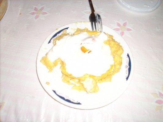 MAMALIGUTA CU BRANZA SI CU OCHIURI