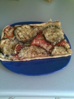 Placinta cu vinete, rosii si cascaval