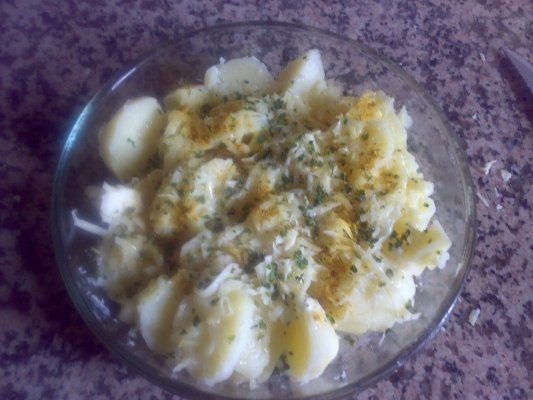 Cartofi gratinati la microunde