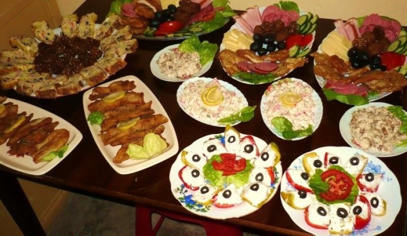 10 Aperitive festive (tabla de sah, tartine vesele, snitzele si salate)