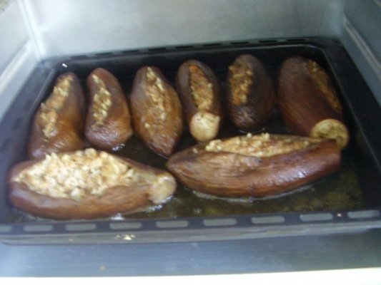 Vinete umpute cu carne la cuptor