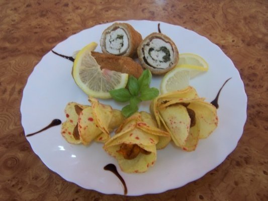 Rulouri de pui cu unt, patrunjel si lamaie, cu garnitura de trandafirasi de cartofi prajiti ( Irezistibil !!!)