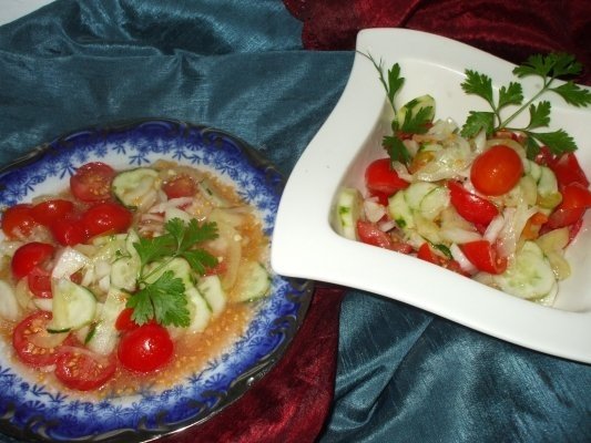 Salata asortata cu rosii si castraveti