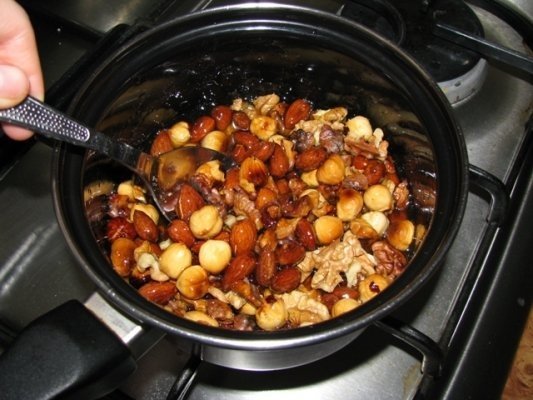 Alune si stafide in miere cu rom