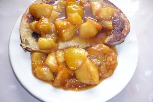 Fructe cu sos caramel si paine in ou