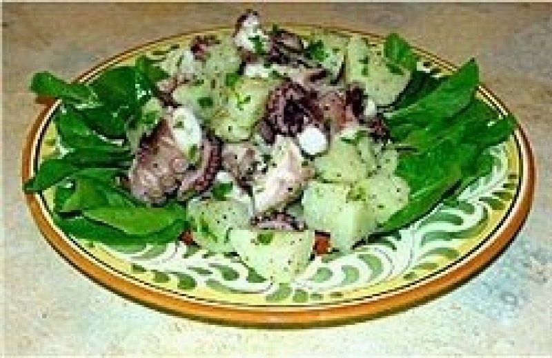 Salata de octopus cu cartofi natur