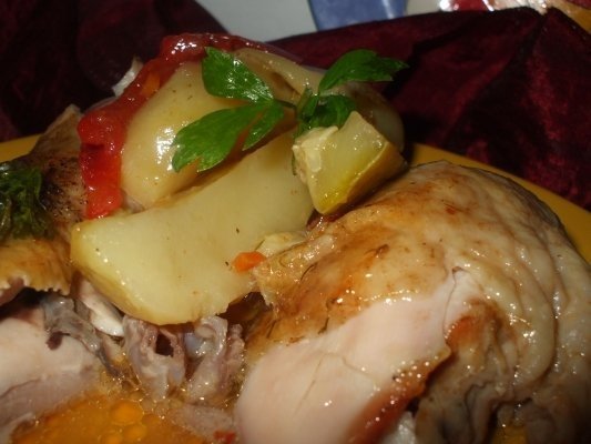 Pulpe de pui cu legume la cuptor
