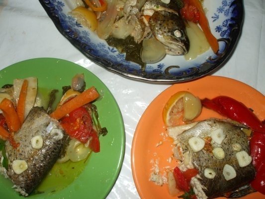 Pastrav la tava cu legume