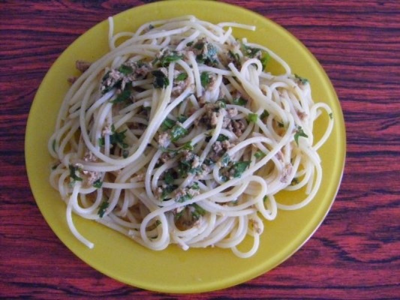 Spaghette cu ton si lamaie