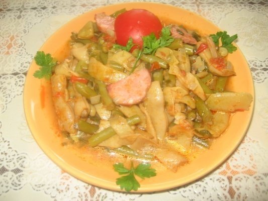 Papricas de fasole verde cu carnati