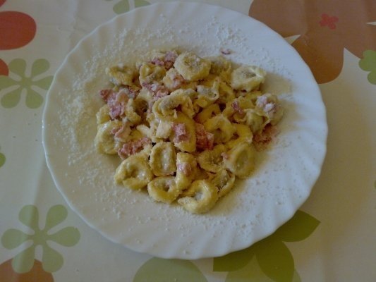 Tortellini cu smantana si prosciutto