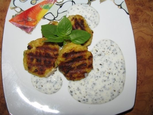 Turtite de dovlecei cu sos de iaurt aromat