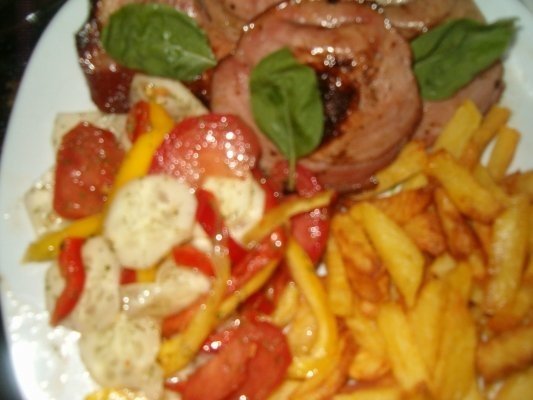 Ciolan de porc fiert si afumat la gratar cu busuioc