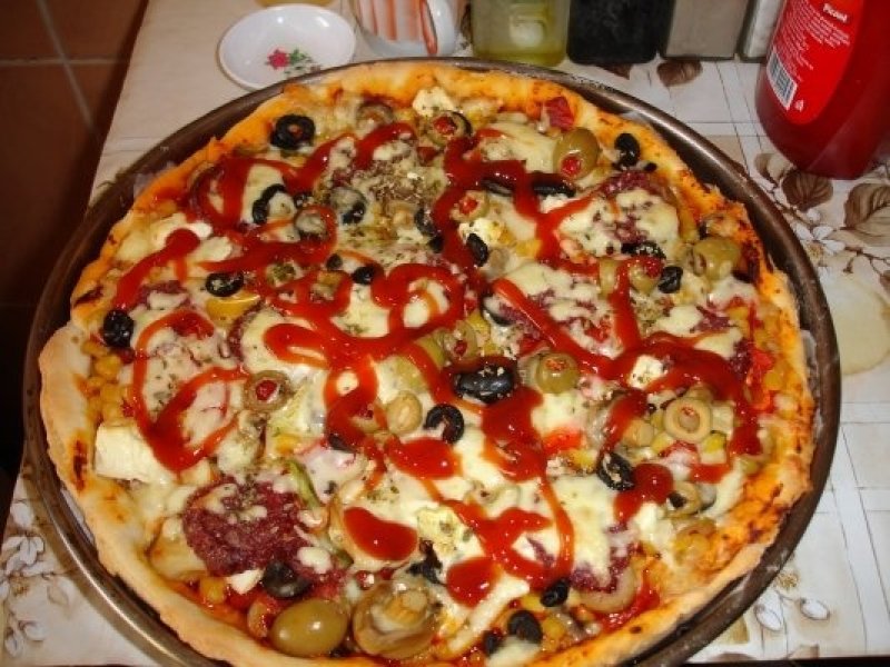 Pizza cu  salam si legume