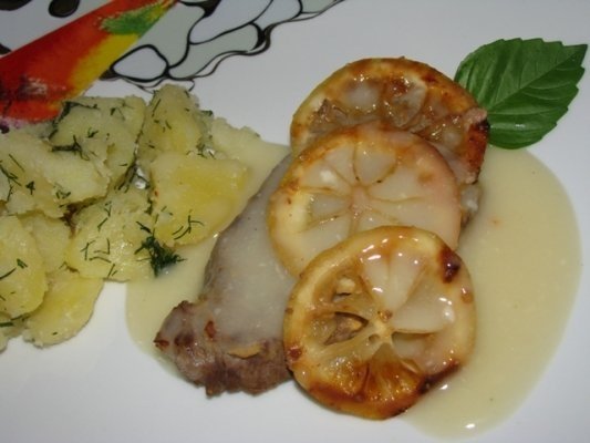 Vitel cu sos de usturoi si lamaie