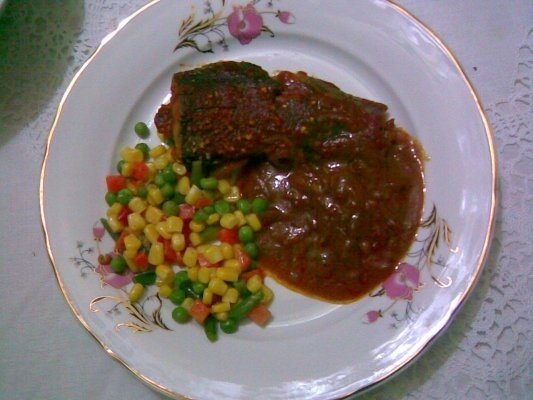 Peste la cuptor cu sos si garnitura de legume