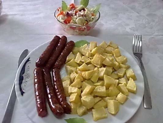 Cartofi prajiti cu carnaciori de Plescoi