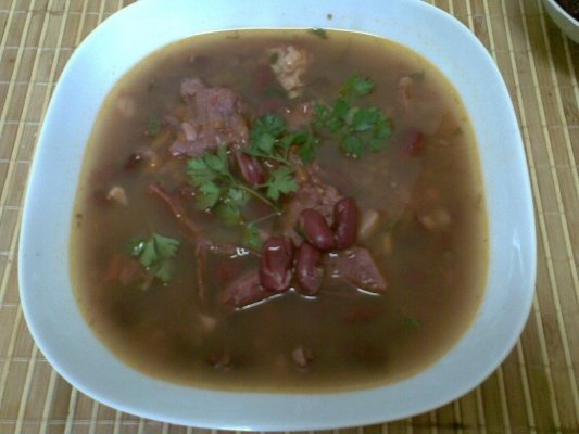 Ciorba de fasole rosie cu ciolan afumat