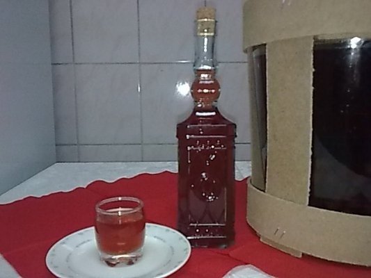 Cum se prepară vișinata  cu migdale