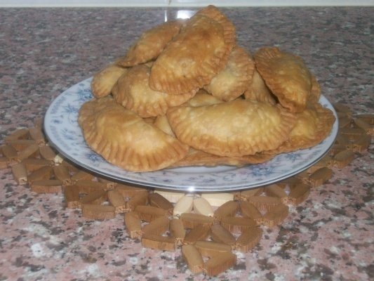 Sambusek(placinte prajite;specific arab)