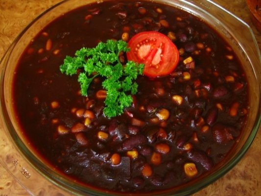 Chili cu fasole colorata, rosii si porumb