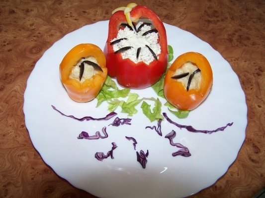 Panere cu salata de vinete si branza.