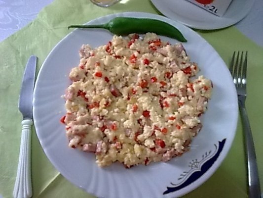 Omleta cu branza de oaie,ardei gras si sunca