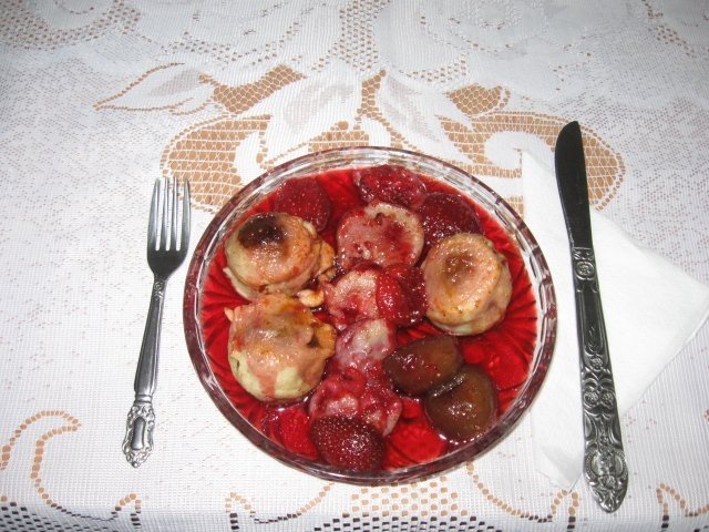 Smochine si capsune in aluat si sos de vin rosu