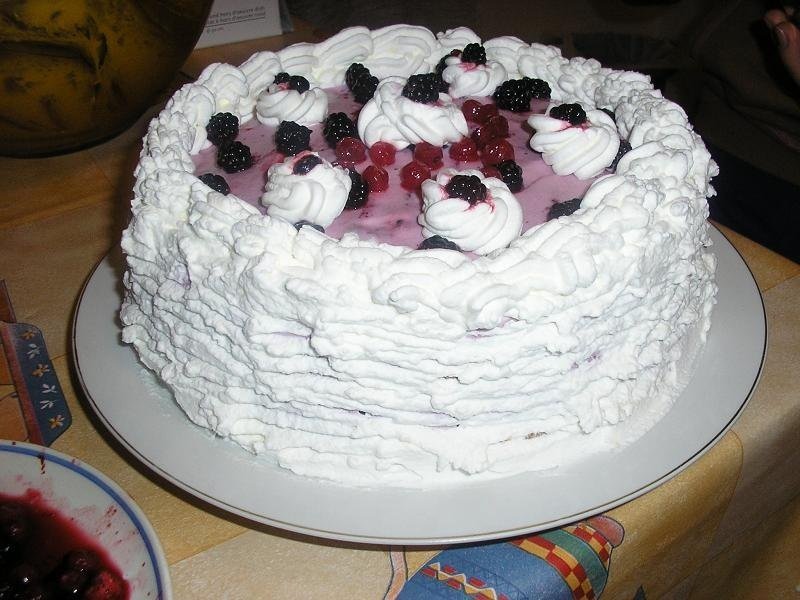 tort cu   fructe de padure