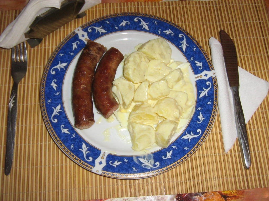 Carnati de casa cu cartofi smantaniti